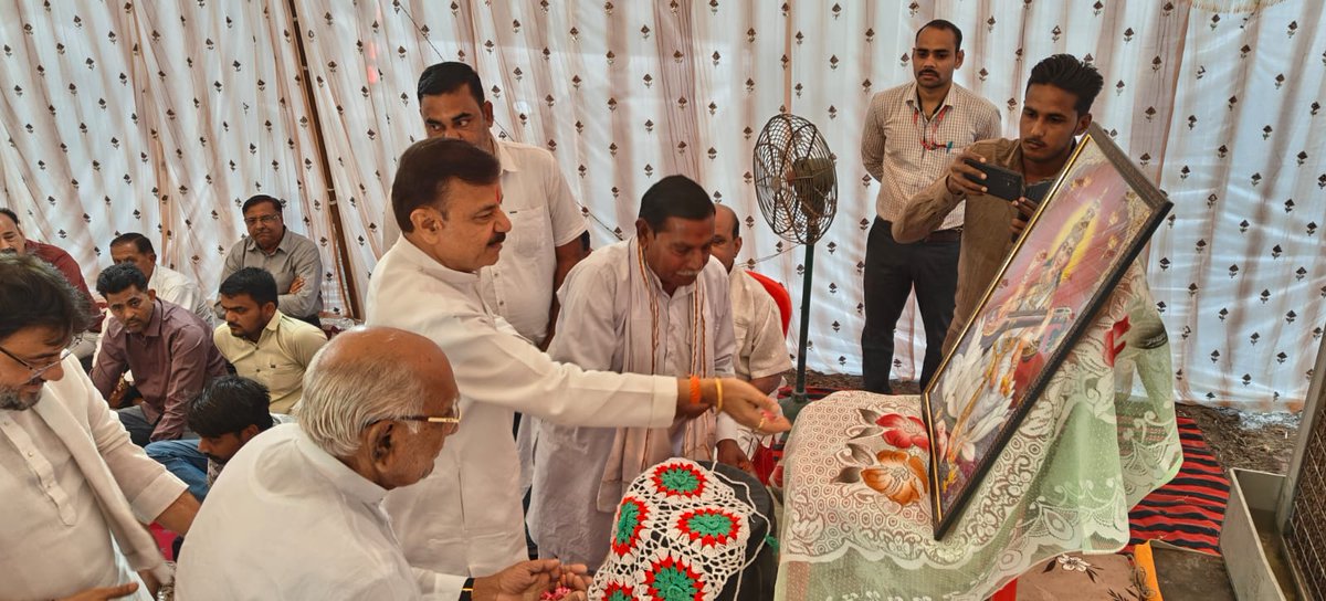 आज ग्राम देगुआँ, जिला नरसिंहपुर में सेवानिवृत्त शिक्षक श्री चौ.गोविंद सिंह रघुवंशी जी के अभिनंदन समारोह में सम्मिलित हुआ।

कार्यक्रम में सेवानिवृत्त शिक्षक श्री चौधरी गोविंद सिंह रघुवंशी जी को शाल एवं श्रीफल देकर सम्मानित कर उनको सफल सेवा काल के लिये शुभकामनाएं दी।