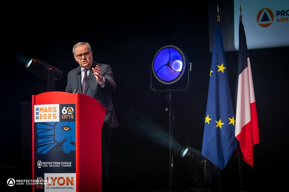 DG_SecCivile's tweet photo. Très heureux d'être aujourd'hui à #Lyon, aux côtés de @fnb_officiel pour célébrer les 60 ans de la @ProtecCivilefr.

Plus de 32 000 bénévoles, dont 8 000 secouristes, 500 antennes partout en France : un engagement du quotidien pour aider, secourir et former. Merci à eux pour leur dévouement !

Pour ces bénévoles, l'année 2024 a été d'une ampleur inédite. Pendant les Jeux Olympiques et Paralympiques de Paris 2024, ils ont assuré les premiers secours sur plus de 2 tiers des sites de compétition, un défi opérationnel et logistique majeur.

En décembre dernier, face au passage dévastateur du #CycloneChido à Mayotte, la @ProtecCivilefr a su se mobiliser rapidement, déployant plus de 70 bénévoles pour porter assistance aux populations touchées.

Ces interventions illustrent la capacité des associations agréées de Sécurité civile à répondre efficacement aux crises et événements majeures, partout sur le territoire et même au-delà.

Les #JOP24 et le cyclone Chido marquent un tournant pour la Sécurité civile, renforçant les synergies entre les différents acteurs au sein du continuum de sécurité civile.

Les travaux du Beauvau de la Sécurité civile seront l’occasion de faire évoluer nos dispositifs, en s’appuyant sur cet héritage pour construire l’avenir de l’engagement bénévole et de notre modèle de Sécurité civile.