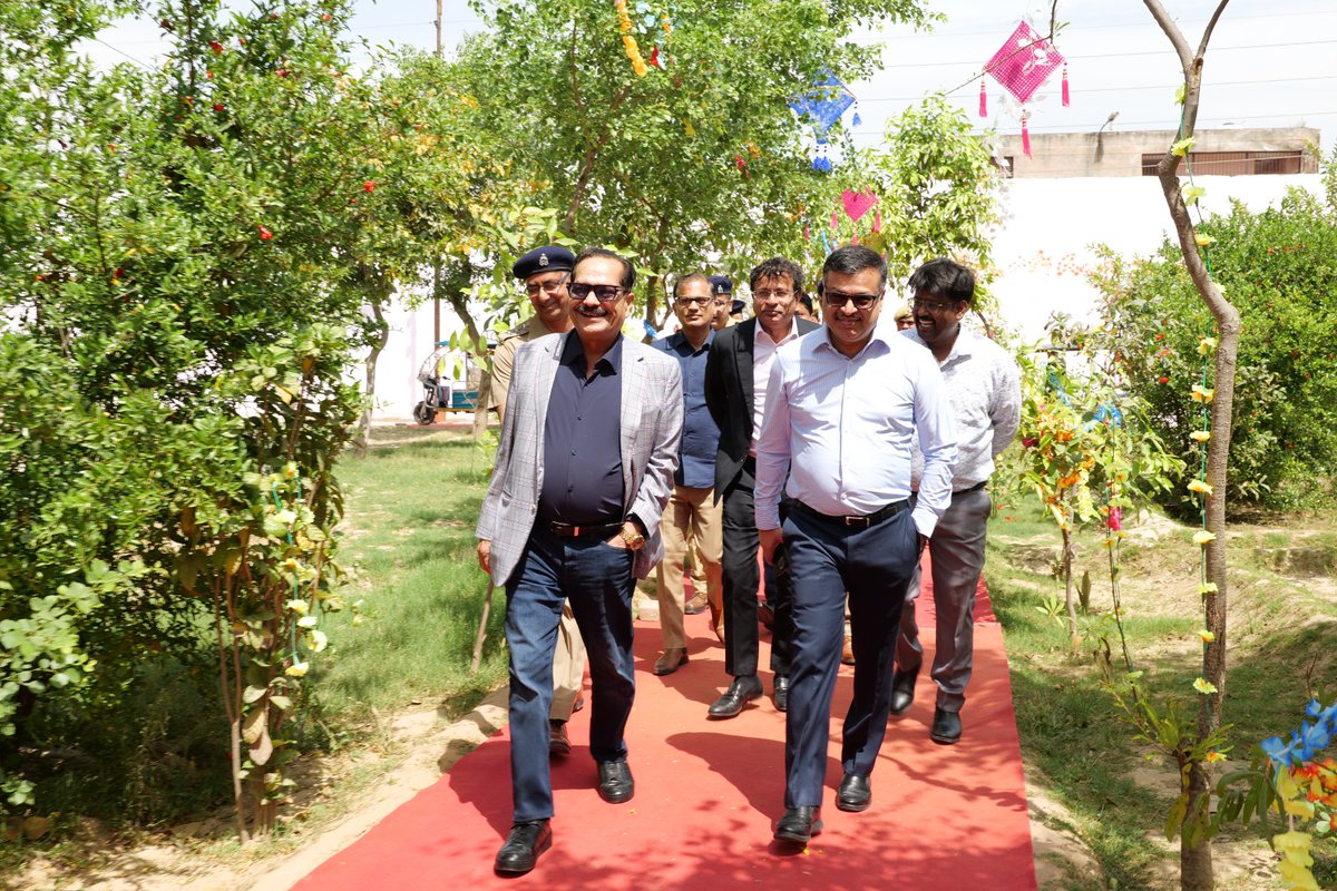 News1IndiaTweet's tweet image. #Noida 

प्रमुख सचिव कारागार ने जिला कारागार गौतम बुद्ध नगर का किया निरीक्षण

कारागार के मुख्य द्वार पर अनिल गर्ग को दिया गया गार्ड ऑफ ऑनर

यूपी कारागार की पहली डिजिटल लाइब्रेरी का किया शुभारंभ 

कैदियों को किताबें पढ़ने के साथ मोटिवेशनल कंटेंट देखने का मौका भी मिलेगा

लाइब्रेरी…