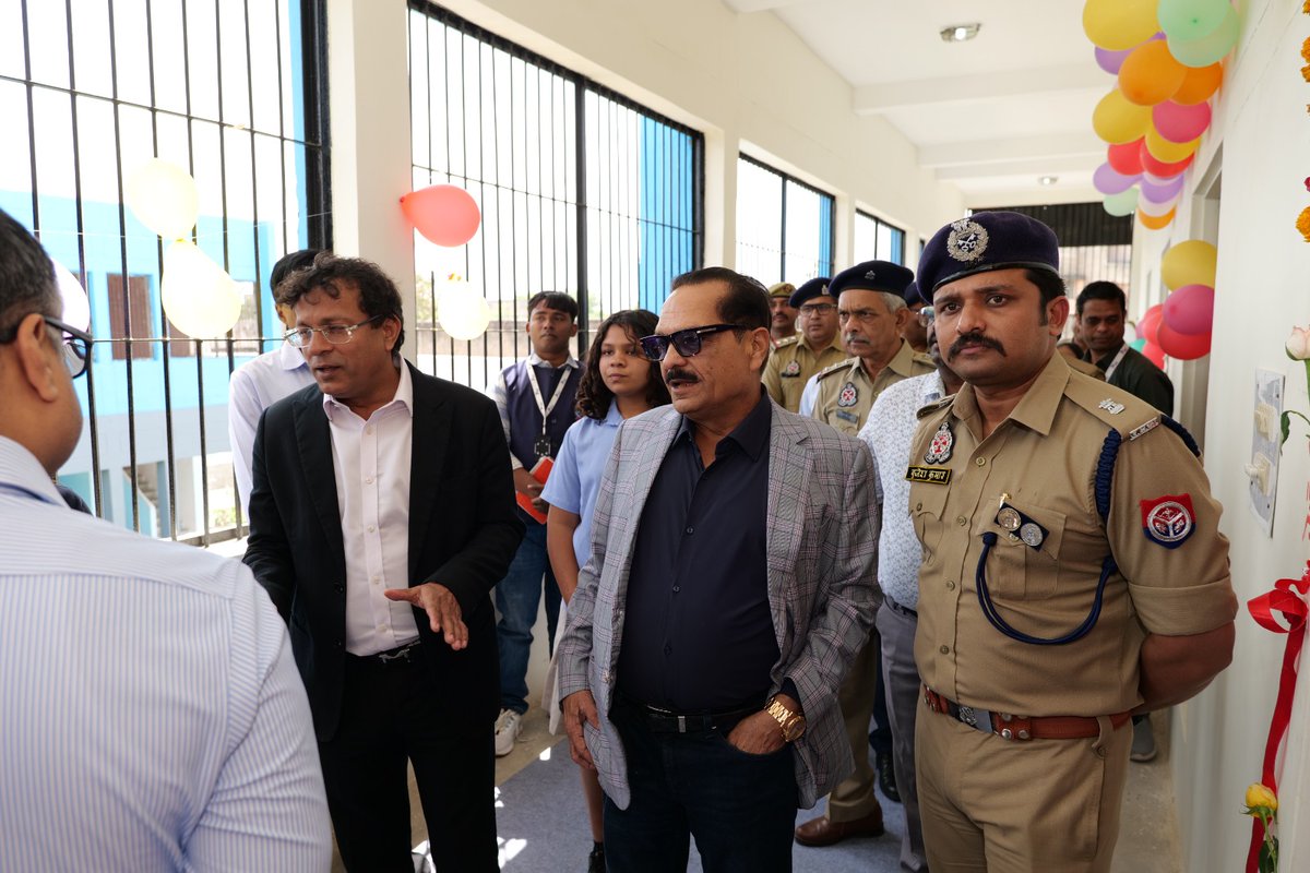 News1IndiaTweet's tweet image. #Noida 

प्रमुख सचिव कारागार ने जिला कारागार गौतम बुद्ध नगर का किया निरीक्षण

कारागार के मुख्य द्वार पर अनिल गर्ग को दिया गया गार्ड ऑफ ऑनर

यूपी कारागार की पहली डिजिटल लाइब्रेरी का किया शुभारंभ 

कैदियों को किताबें पढ़ने के साथ मोटिवेशनल कंटेंट देखने का मौका भी मिलेगा

लाइब्रेरी…