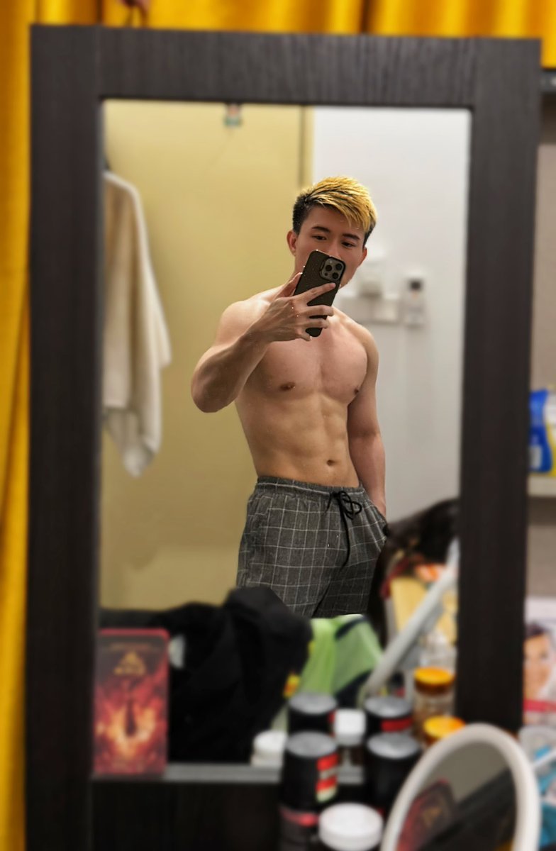 Home workout. 

I’m burning hot now 🔥 
Now hold me tight!!!!