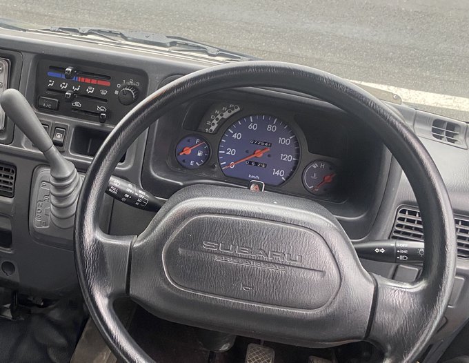 前RT、たしかにサンバーはハンドルポストの上にあって使いやすいですな…ミライースの方はオーディオの下なので盲牌は慣れてないと厳しそう。 