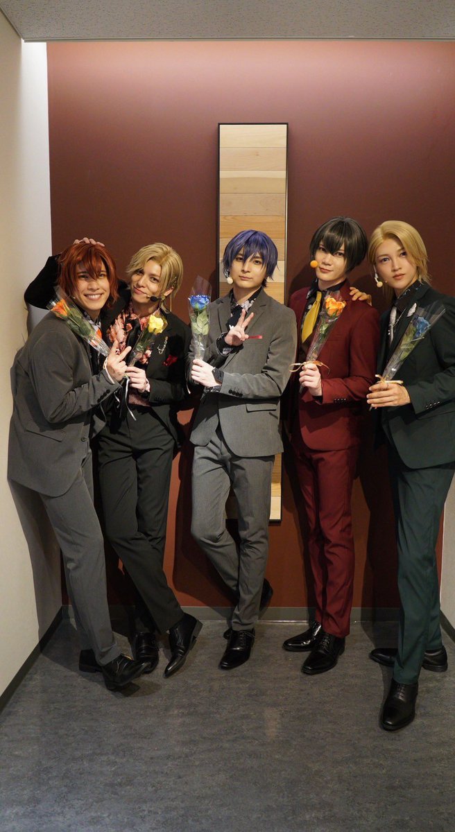 #LUNAFES2025 
4日目5.6公演無事終了🎊
ご観劇ありがとうございます‼️

明日は千秋楽。
てことは水早飲み大会が
待ってるってことだよね…✨

今日はこのメンバーで
お花を届けさせていただきました☺️

全て出し尽くして終われるよう
頑張ります💪