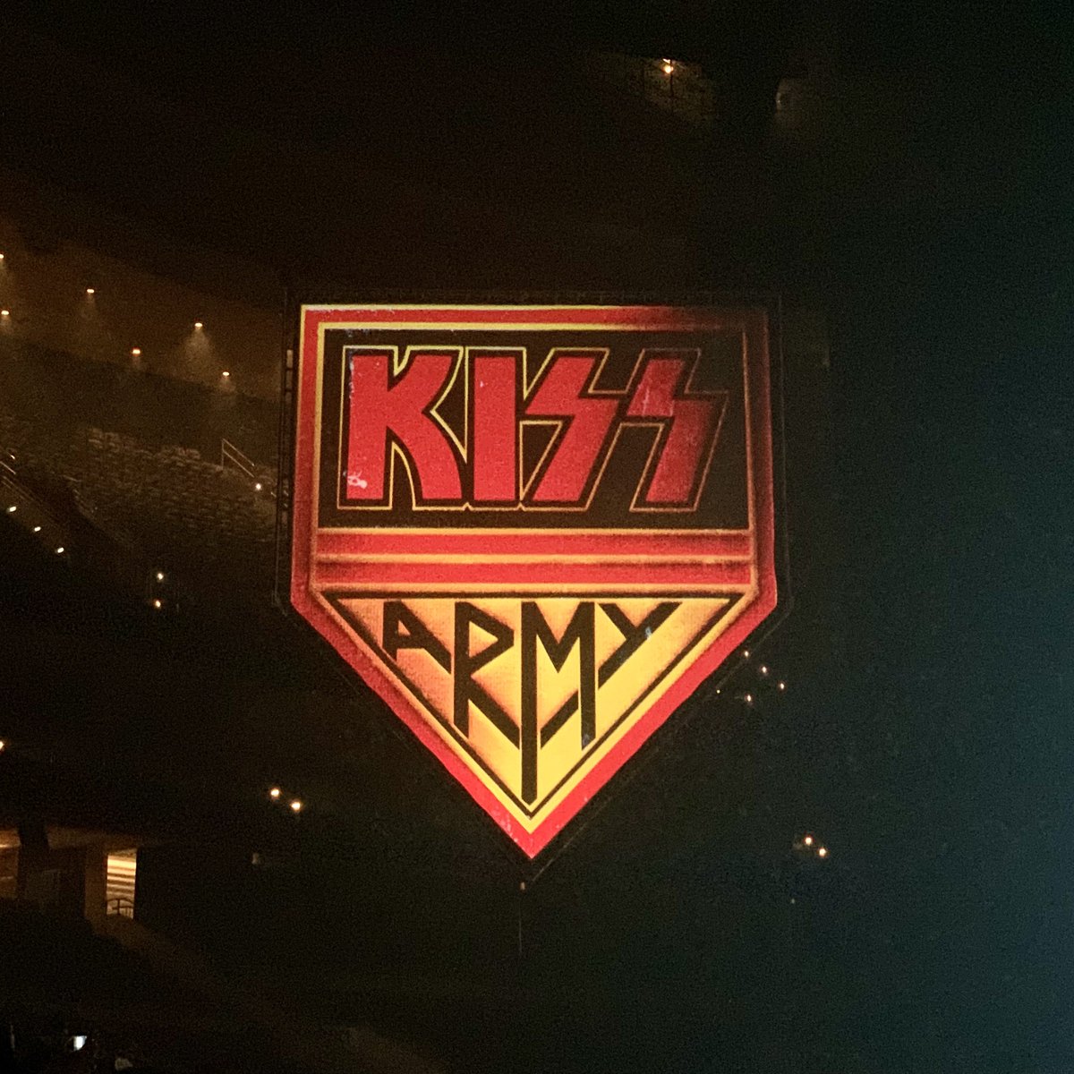 badbrain33's tweet photo. #OTD 📸2019.03.29 KISS - EOTR Philadelphia
🤘🏽🔥🤘🏽
1st EOTR show - and kids first concert
#KISS50 #KISS #KISSARMY #EndOfTheRoadTour https://t.co/Opc7e6MBSI