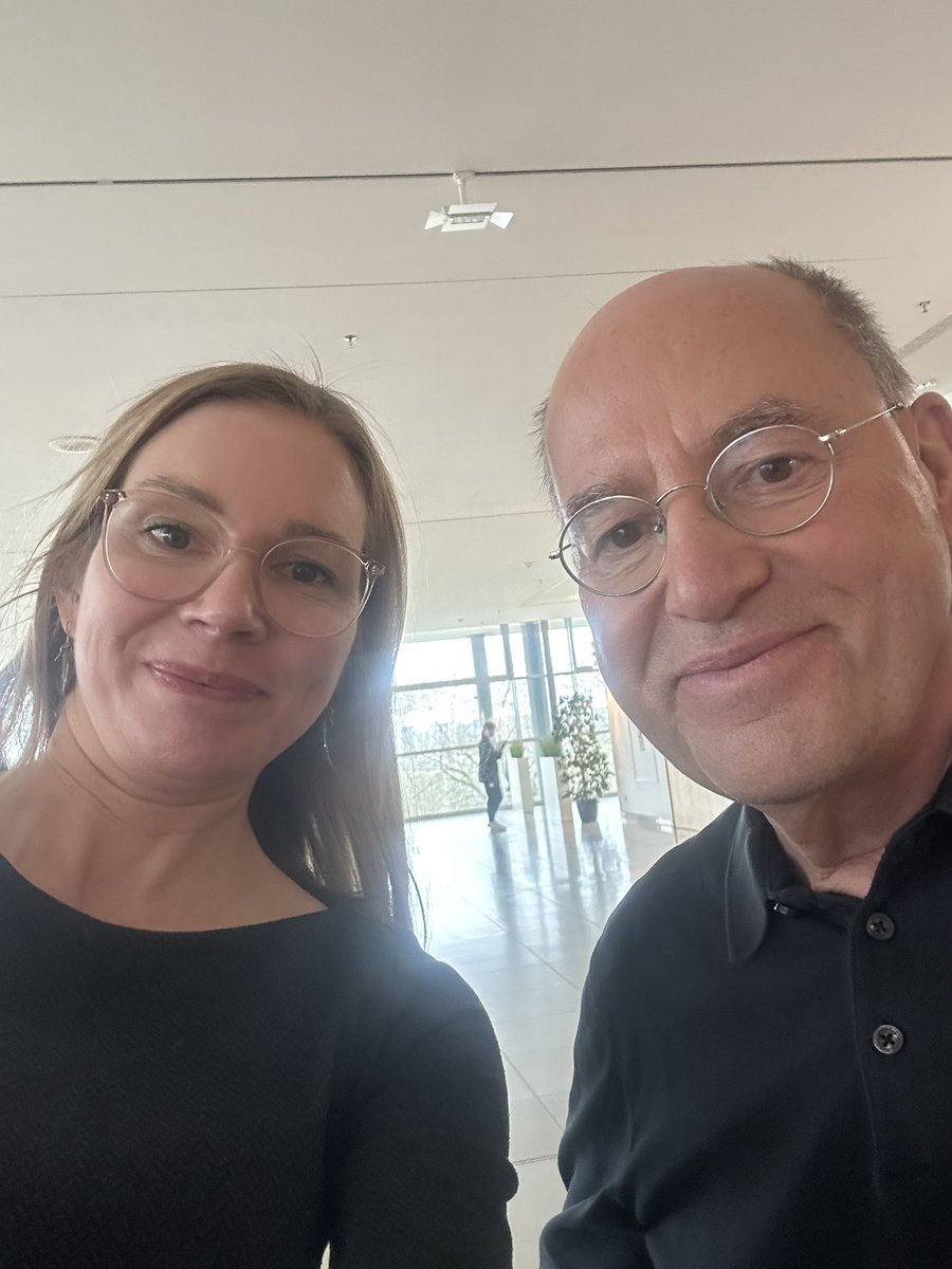 Heute auf der #LeipzigerBuchmesse: Wie beeinflussen KI und soziale Medien die Radikalisierung junger Menschen? Welche Rolle spielen Algorithmen bei der Verbreitung extremistischer Inhalte – und welche Verantwortung tragen Plattformen?