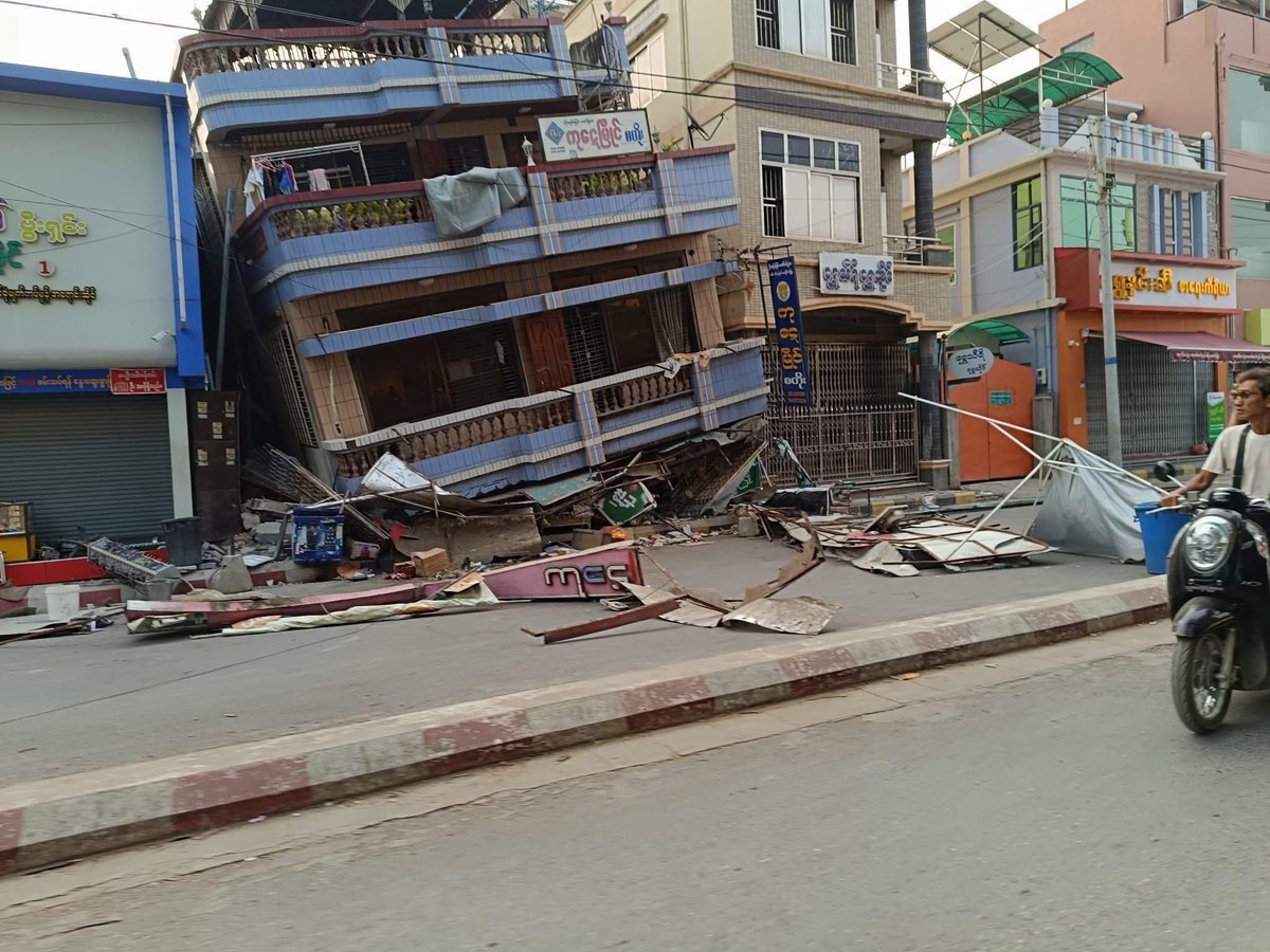 ThaeTha94972797's tweet photo. The total death toll due to earthquake has surpassed 1,000. Sagaing region, the epicenter of the earthquake, is in urgent need of international assistance. Many people remain trapped under the collapsed buildings.
#WhathappeninginMyanmar
#EarthquakeinMyanmar https://t.co/VHAwDxymvK