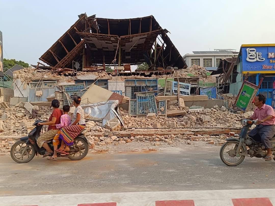 ThaeTha94972797's tweet photo. The total death toll due to earthquake has surpassed 1,000. Sagaing region, the epicenter of the earthquake, is in urgent need of international assistance. Many people remain trapped under the collapsed buildings.
#WhathappeninginMyanmar
#EarthquakeinMyanmar https://t.co/VHAwDxymvK