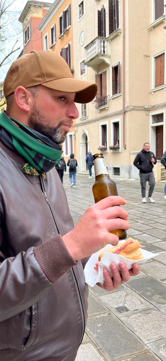 Salami roll &amp; a moretti...
Venezia FC v Bologna 💚🧡
