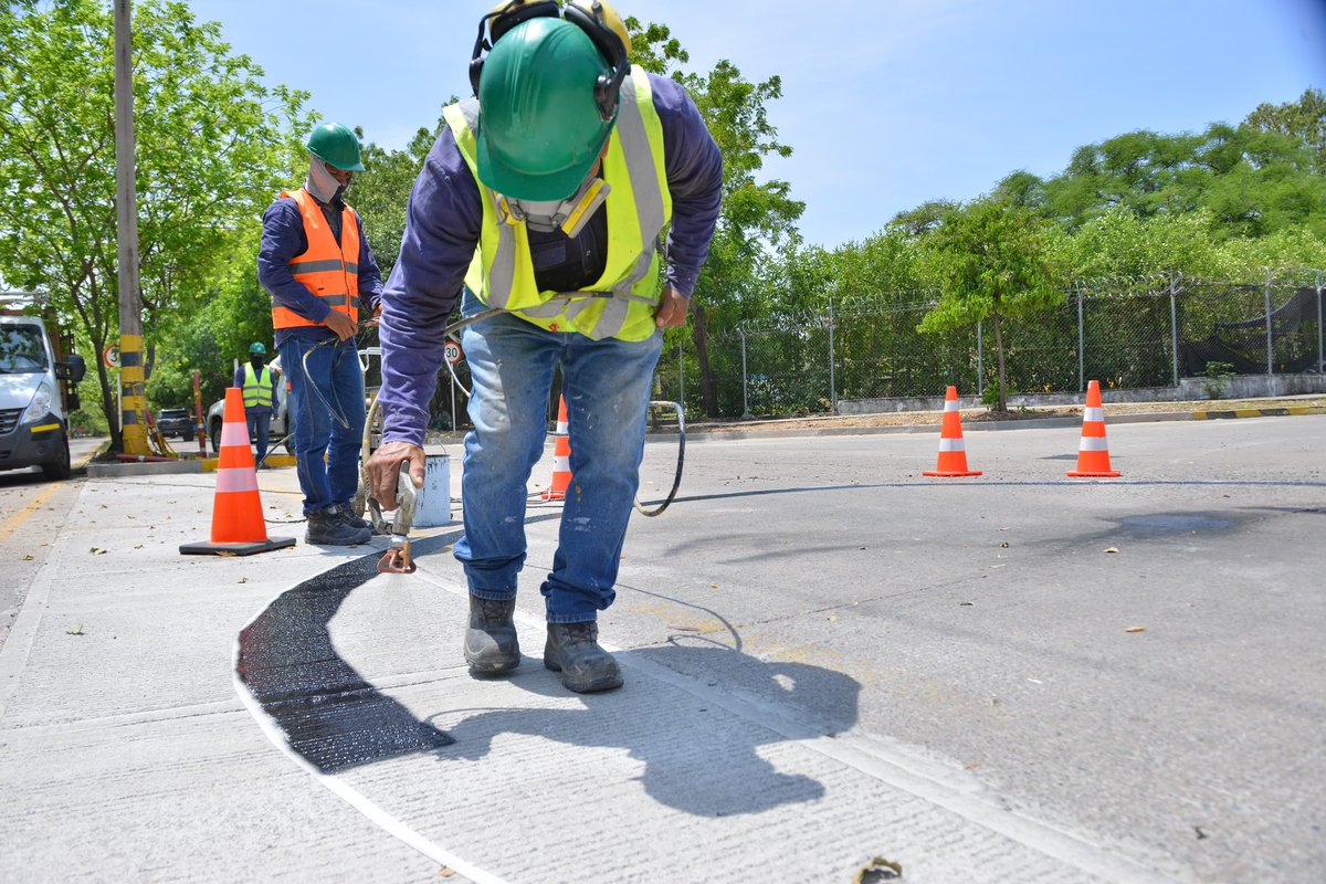 ErnestoOrozcoD's tweet photo. Seguimos arreglando la movilidad. Con las secretarías de Tránsito y Obras se trabajó en la adecuación de este punto álgido y donde antes era una infracción desviar desde la carrera cuarta hacia la calle novena. Ahora es una opción para darle flujo y seguridad vial a la zona. https://t.co/zkHObiXxpk