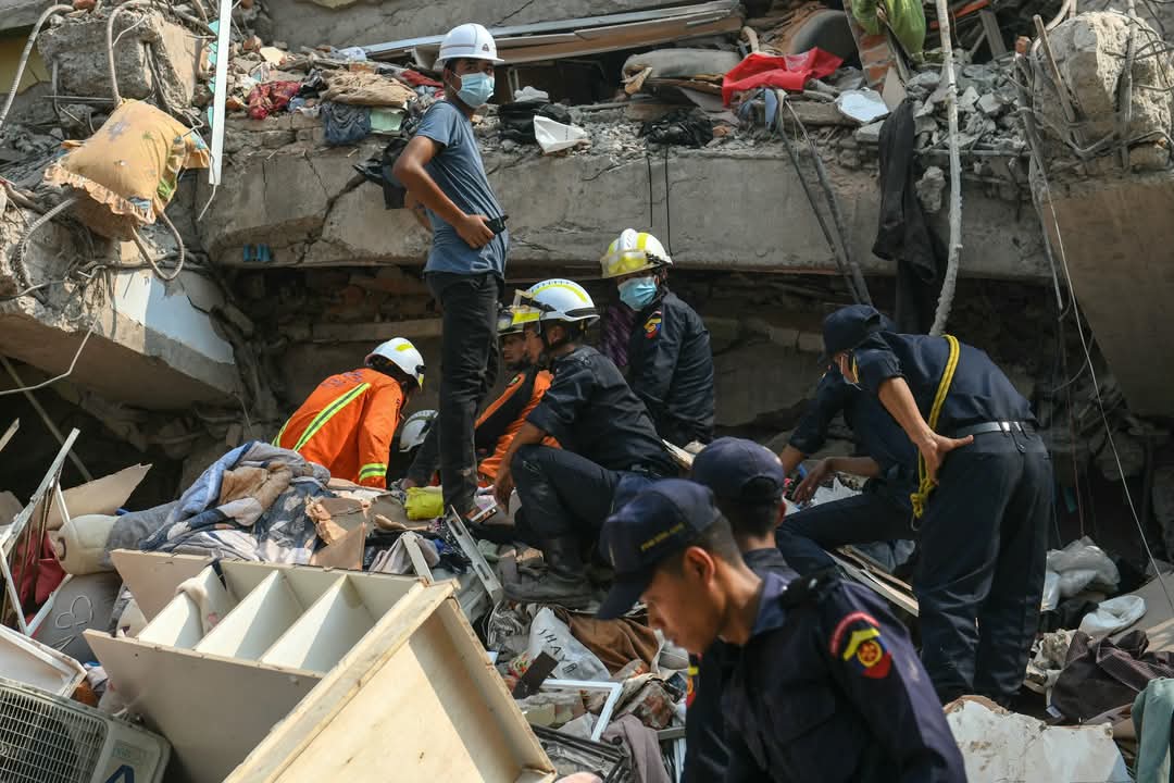 TayTawanMyanmar's tweet photo. Death toll is estimated to be over 1000, but due to internet blackout imposed by Junta, the exact number remains unknown. Survivors need direct aid-support only trusted organizations with NO ties to military.

#WhatsHappeningInMyanmar
#HelpMyanmarRecover
#MyanmarEarthquake https://t.co/MMnPzRgY4r