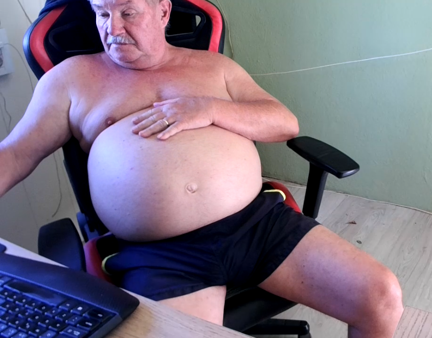 O que vc faria com ele?
What would you do with him?

He's live right now at xHamster Live as Barenfan

#gaydad #dadgay #gaydaddy #daddygay #maturegay #gaymature