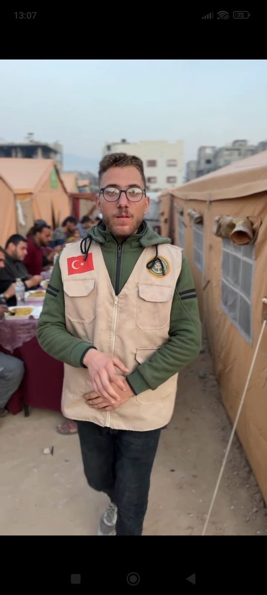 Selamun aleyküm, hayırlı bayramlar.
Buruk bir bayram günü geçireceğiz. Çünkü bugün aldığımız habere göre, Gazze’deki ekibimizden görevli olan Yahya kardeşimiz şehit düştü.
Daha iki gün önce yapmış olduğu iftar dağıtımını sizinle paylaşmıştık.
Böylece Gazze’ye savaş açıldığından