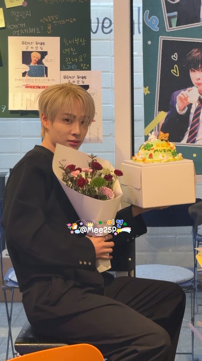 2025.03.29 Happy Muzin Day 🍀

ปีนี้ได้ไปร้องเพลงแฮปปี้เบิร์ดเดย์ให้มูจินที่คาเฟ่เลย คาเฟ่น่ารักมาก แถมมูจินมีให้ขนมกับโพลารอยด์กลับมาด้วย สุดยอดดดดด 😳

ขอให้ทุกวันของมูจินเป็นวันที่มีความสุขน้า 🤍

#무독클_부원모집
#BAE173 #무진 #MUZIN #김현우