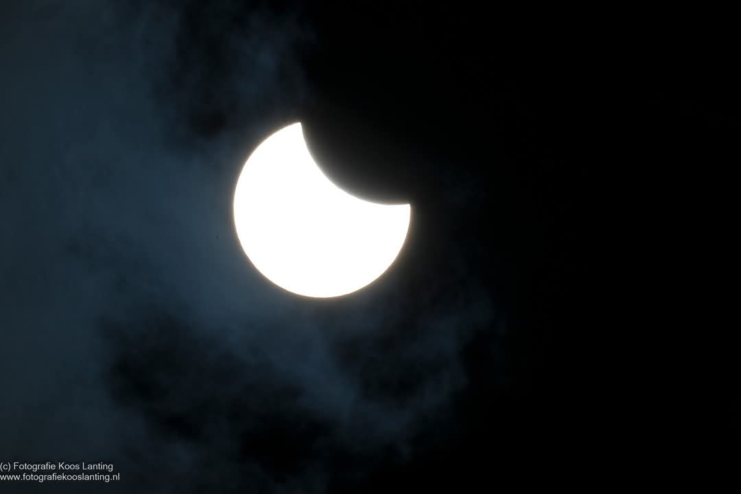 kooslanting's tweet photo. Gedeeltelijke zonsverduistering 29 maart 12:10 uur https://t.co/PMpByyh3AS