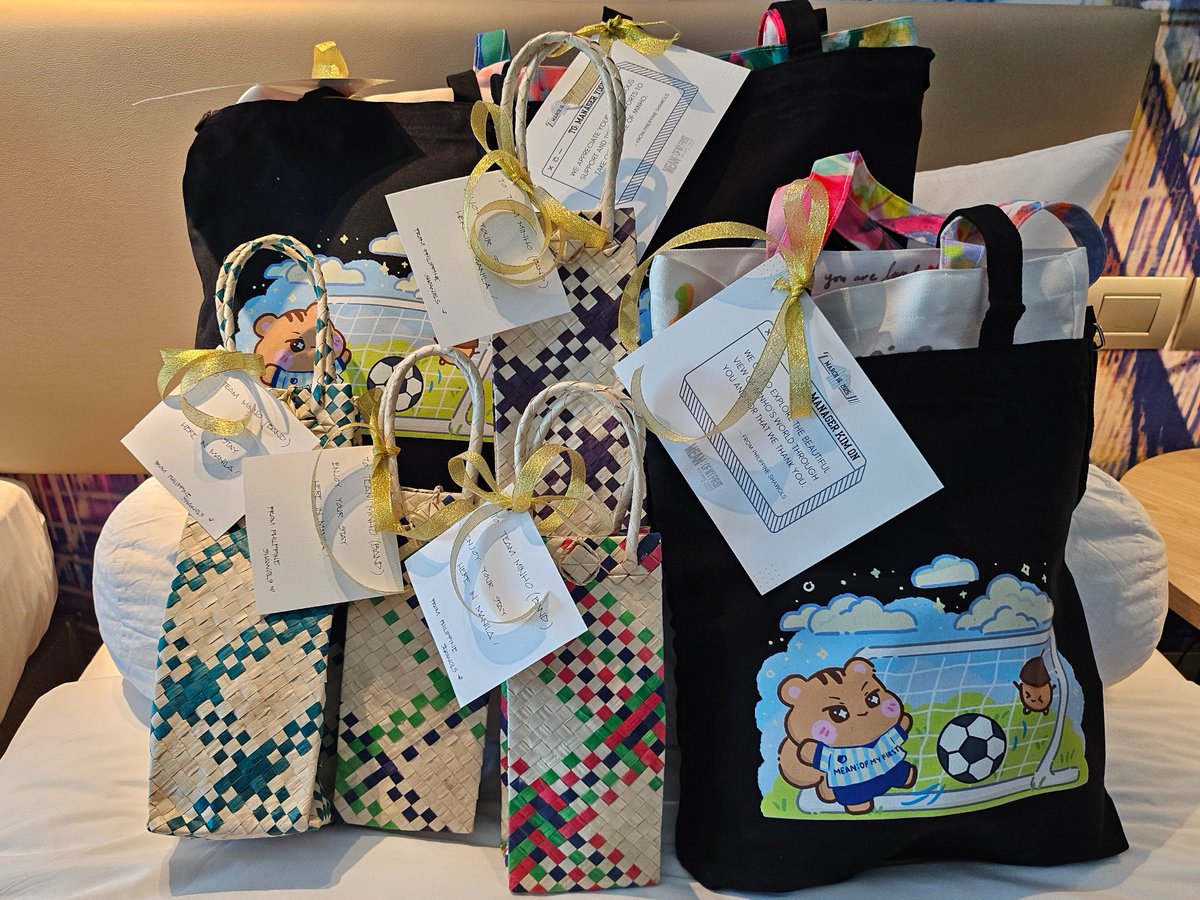 <a href="/eryelrv/">Arielle</a> ✧.* 𝙂𝙄𝙁𝙏𝙎 𝙁𝙊𝙍 𝙏𝙀𝘼𝙈 𝙈𝙄𝙉𝙃𝙊

The gifts for Minho's managers and bands are sponsored except for the Daraming tote bags~

For managers:
- Local snacks, local hoodies and shirts

For band members:
- Local rum