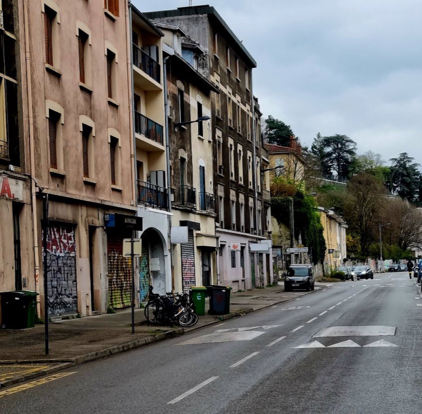 🚨🚨 Deux jeunes militaires ont été agressés au #couteau cette nuit à la sortie d'une #discothèque de #Grenoble. 

L’un d’eux, touché au dos, est en urgence absolue.