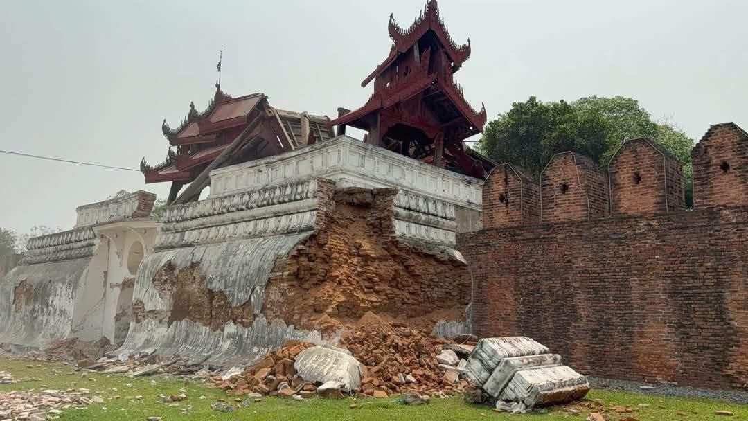 OhnmarThant4's tweet photo. The total death toll in the Mandalay region alone has reached 800. No proper emergency assistance or support for casualties has been provided so far. People are carrying out rescue efforts with their bare hands, without any safety equipment.
#WhathappeninginMyanmar https://t.co/4verlyvUAx