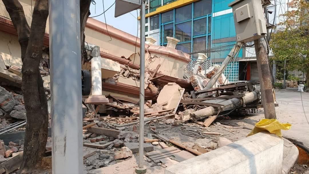 OhnmarThant4's tweet photo. The total death toll in the Mandalay region alone has reached 800. No proper emergency assistance or support for casualties has been provided so far. People are carrying out rescue efforts with their bare hands, without any safety equipment.
#WhathappeninginMyanmar https://t.co/4verlyvUAx