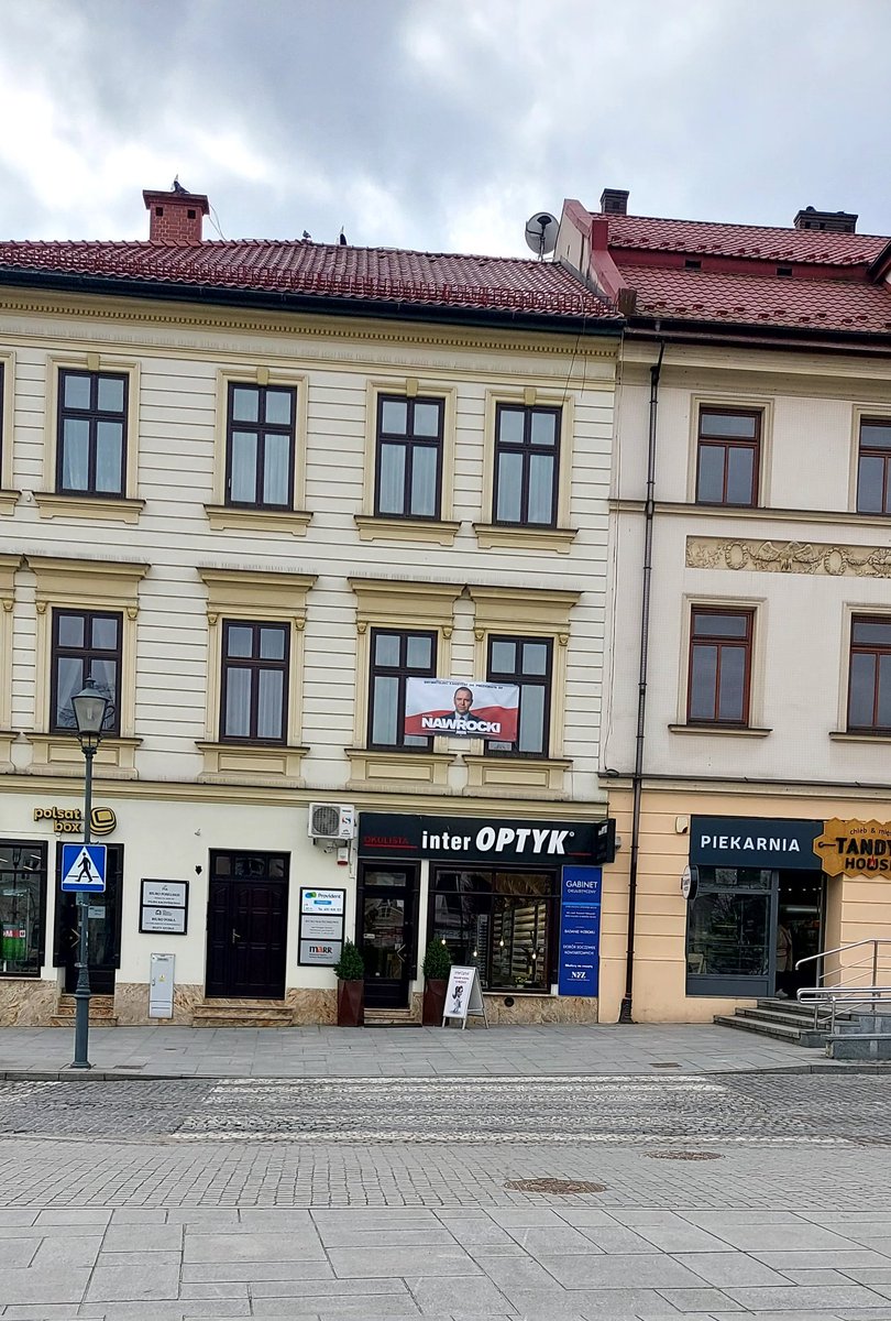Opuncja33's tweet photo. Wadowice już gotowe na rocznicę śmierci Jana Pawła II. Z baneru czuwa zapowiedziany gość tej uroczystości, kandydat obywatelski o dwóch nazwiskach. Wizytę zakończy czuwaniem aż do 21:37. Wiara i szacunek do JPII znów windą do wyborczego sukcesu... https://t.co/2erz6XdsfK