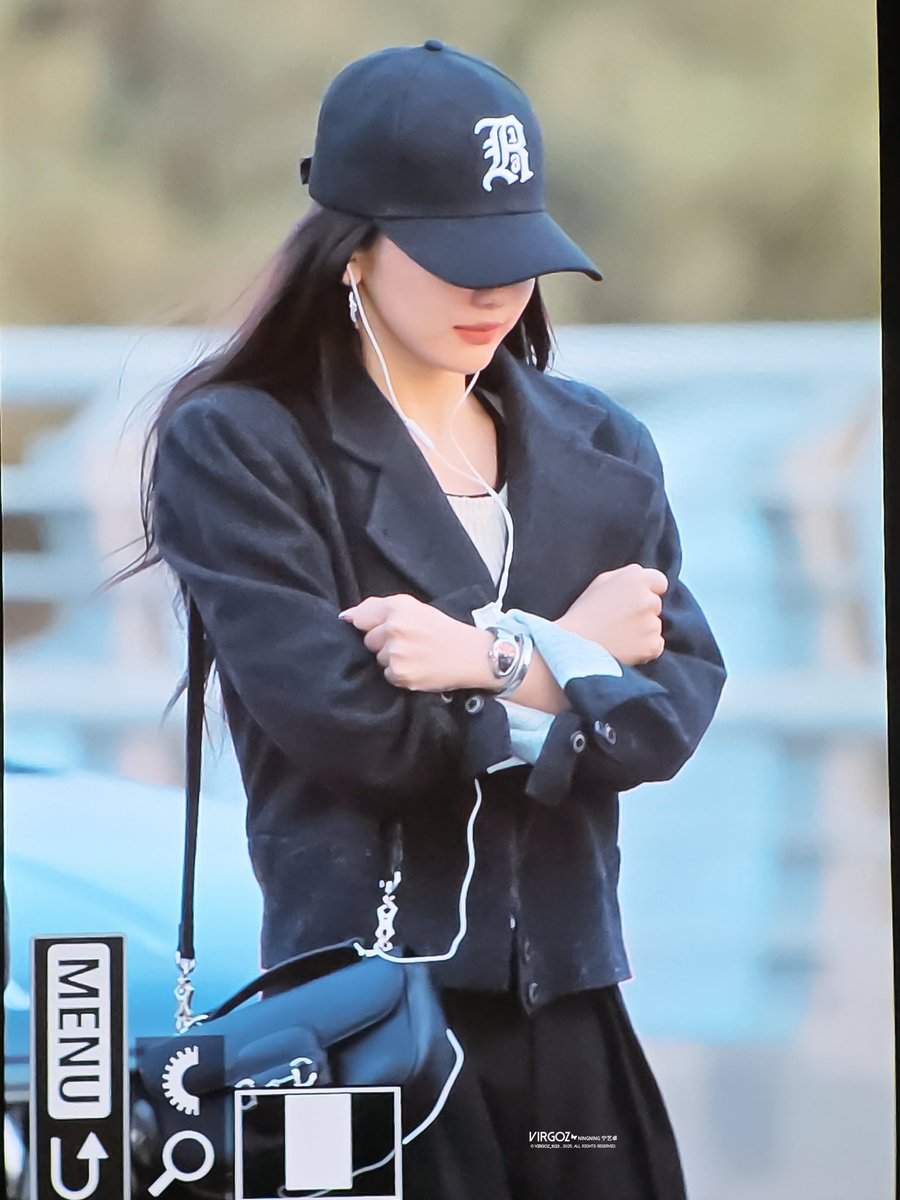 I let my style whisper elegance. My Gucci satchel and Bvlgari timepiece gleaming with subtle sophistication. A cap, earphones and a tailored blazer weave my journey’s aesthetic.