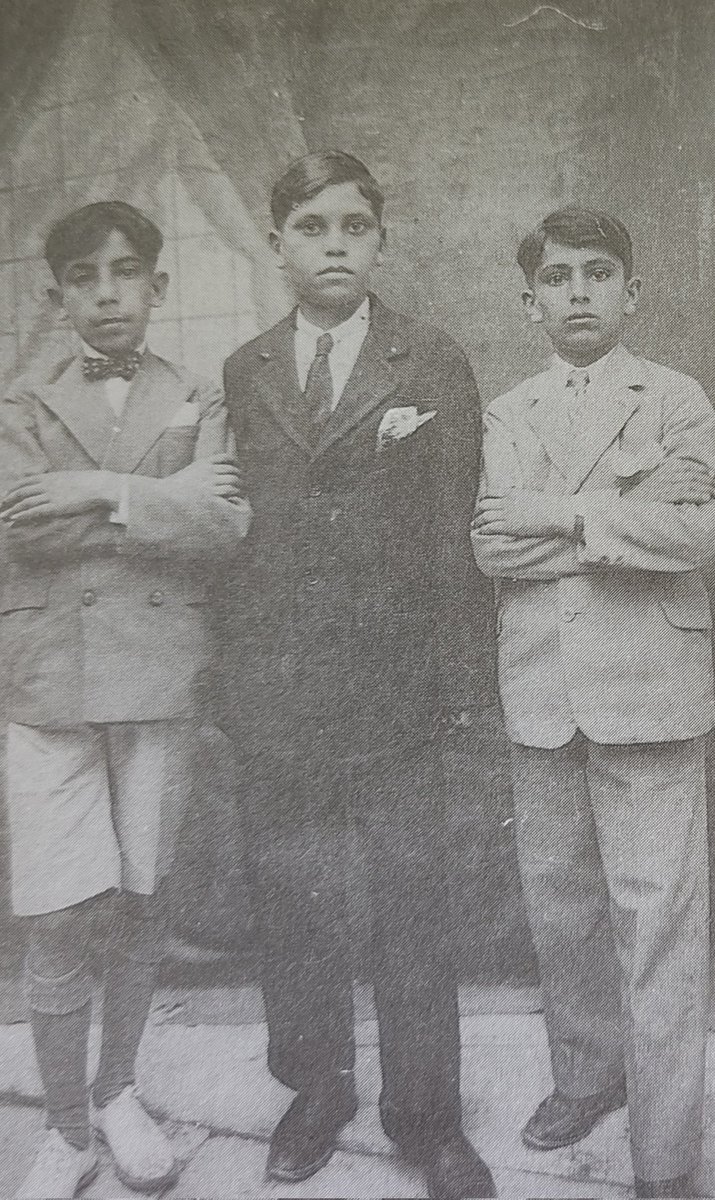 Yıl 1929, bir bayram hatırası.

"Alparslan Türkeş, arkadaşları Ahmet ve Mustafa ile"