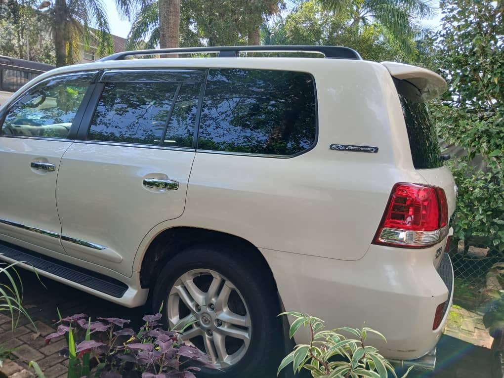 carmaxuganda's tweet photo. Land Cruiser ZX V8
Automatic Transmission 
Model 2012
Black interior  leather seats
Petrol
On sale 
#WhatsApp +256761555315 https://t.co/ffViTEH0Tr