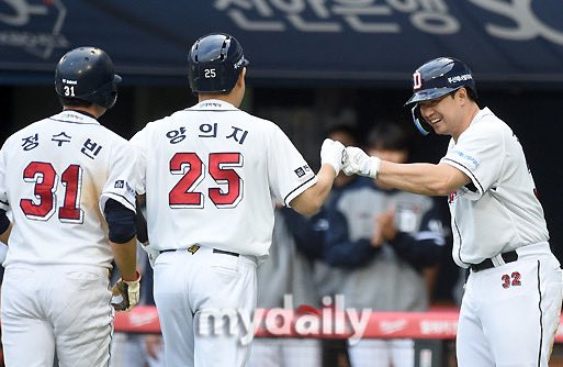 근데 나 진지하게 우승반지 한번 더 꼈으면 하거든
90즈 중 오직 정수빈만이. 남아서 반지 한번 더 끼는걸 보고싶고
의지아빠 선수로서 마지막 반지는 두산이었으면하고 
재환아저씨도 재호재호처럼 반지 3개 꼈으면해
너무 간절해서 울고싶슨 진짜 이 사람들이 뭐 백날천날 있어준대?