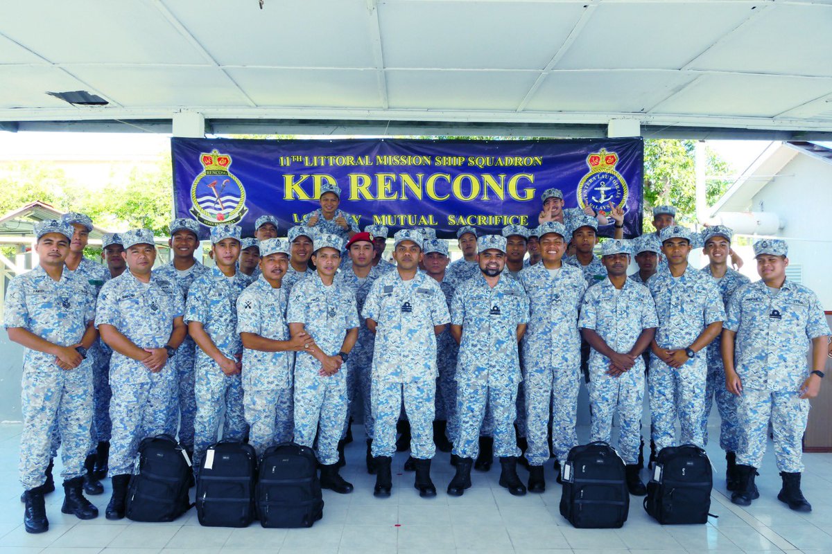 Majlis Penyerahan Beg Hari Raya Aidilfitri Tahun 2025 telah disempurnakan oleh Pegawai Memerintah bagi menghargai jasa dan pengorbanan warga The Red Carabao yang bertugas semasa musim perayaan Aidilfitri. 

#KDRENCONG
#LMS114