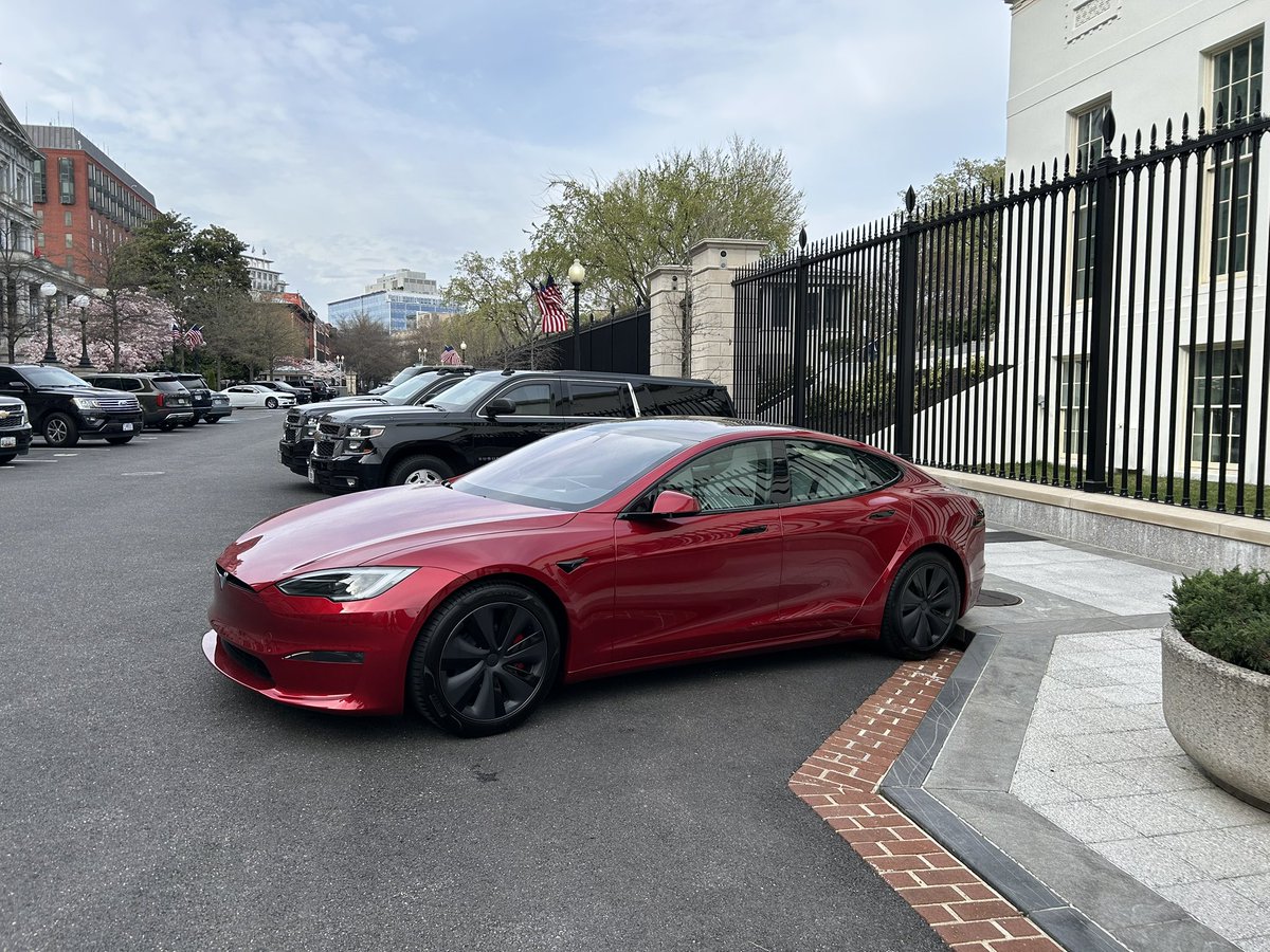 JanHavranek2's tweet image. Včera v Bílém domě - prezidentská Tesla hned u vchodu #BabyYouCanDriveMyCar