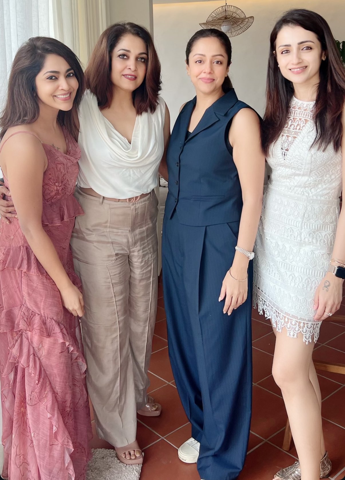 GnNjHuaaoAAnkL1?format=jpg&name=large