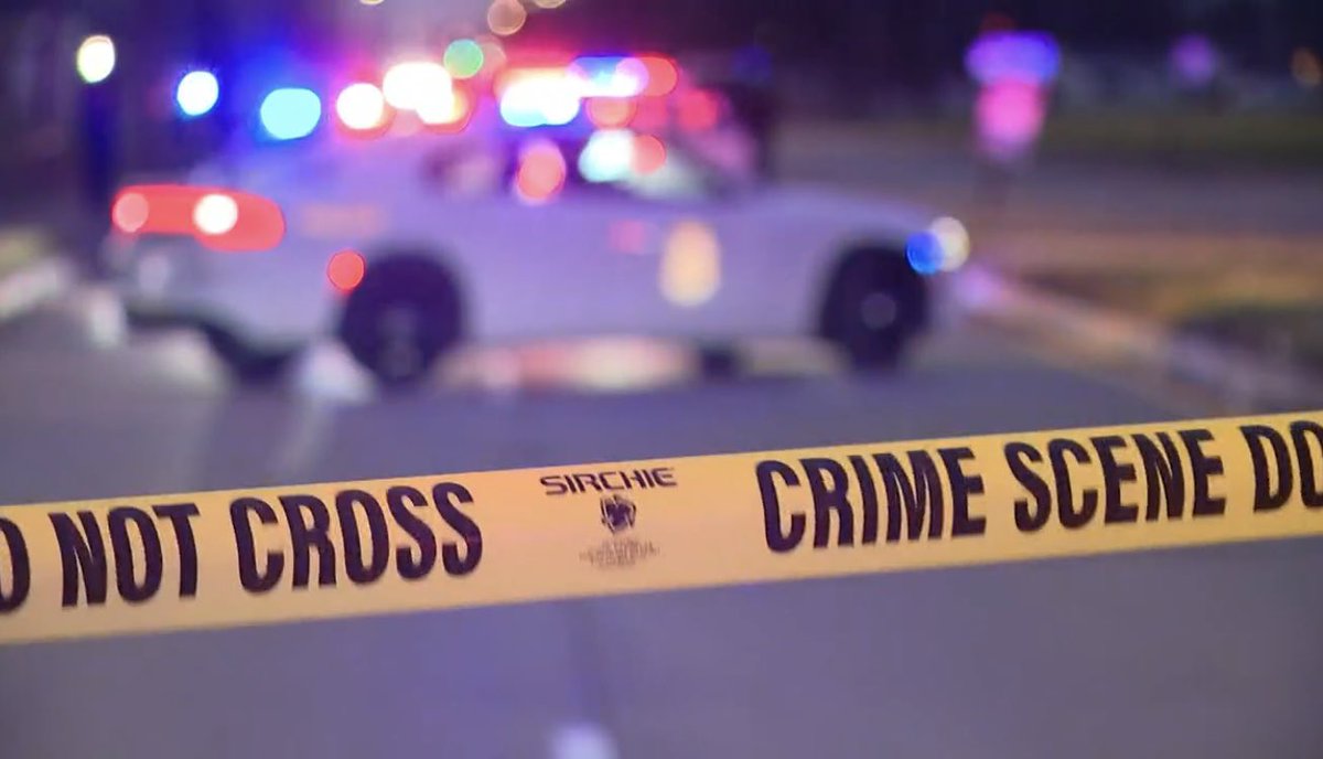 🚨VIOLENT 24 hrs in INDY

At least 11 people shot, 3 stabbed with 1 killed

⭕️ Includes a Juvenile shot and an Attack on a Police Officer following a double shooting

👉 In just 1 day… #InterventionNeeded
