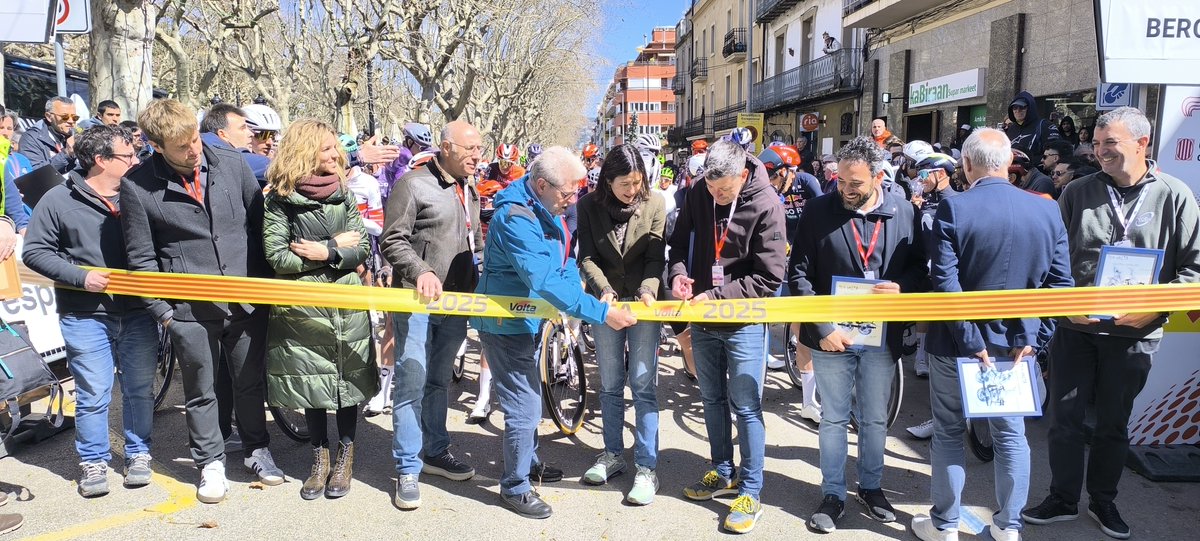 Volta a Catalunya (@voltacatalunya) on Twitter photo ✂️ També en en el tall de cinta (2/2)
André Quentel, director adjunt <a href="/amaurysport/">A.S.O.</a>
Javier Guillén, director general <a href="/lavuelta/">La Vuelta</a>
Mònica Luis, comissària cap mobilitat <a href="/mossos/">Mossos</a>
Guillem Canal, regidor d'esports Berga
<a href="/CaballePlanas/">Ramon Caballé Planas</a>, conseller d'esports <a href="/ccbergueda/">Consell Comarcal del Berguedà</a>
#VoltaCatalunya104 ✂️ També en en el tall de cinta (2/2)
André Quentel, director adjunt <a href="/amaurysport/">A.S.O.</a>
Javier Guillén, director general <a href="/lavuelta/">La Vuelta</a>
Mònica Luis, comissària cap mobilitat <a href="/mossos/">Mossos</a>
Guillem Canal, regidor d'esports Berga
<a href="/CaballePlanas/">Ramon Caballé Planas</a>, conseller d'esports <a href="/ccbergueda/">Consell Comarcal del Berguedà</a>
#VoltaCatalunya104