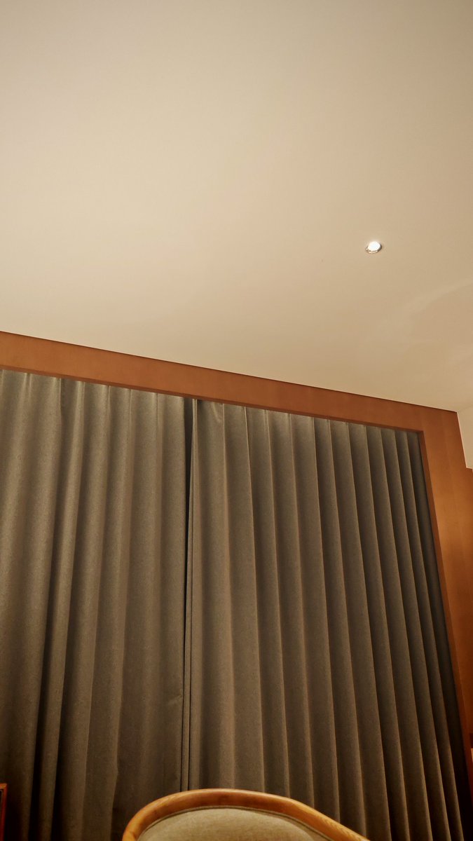 自己在酒店泡温泉，初始感觉自在舒服，十分钟后就非常寂寞了。