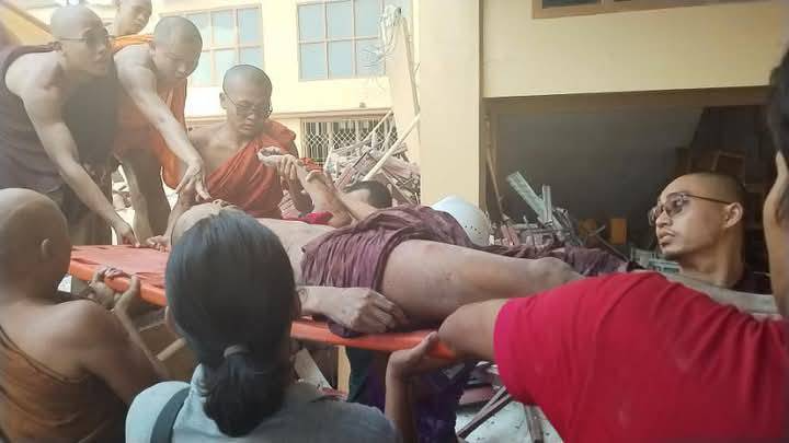 MizzimaNews's tweet photo. ဓမ္မာစရိယ စာမေးပွဲ ဖြေဆိုနေစဉ် ကျောင်းပြိုကျမှုကြောင့် သံဃာ ၂၀ ကျော် ပျံလွန်တော်မူ၊ ၂၀၀ ကျော် ဒဏ်ရာရ

Website Link >>> https://t.co/wkr9qmu9z6
#ငလျင်
#သဘာဝဘေး
#ရုပ်သံသတင်း
#မဇ္ဈိမသတင်းဌာန
#MizzimaBurmeseNews
#myanmarearthquake
------------------------- https://t.co/f9YR8gopO6