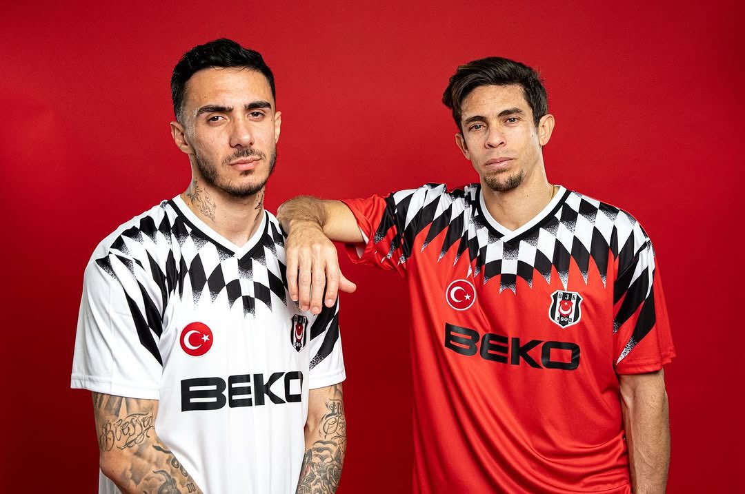 Bugün cinconu yenersek beni takip edip, bu twiti RT yapan 3 Beşiktaş'lı kardeşimize Beşiktaş Retro forması hediye edicem. Şunlara bu ülkenin namağlup tek şampiyonu Beşiktaş olduğunu gösterme vakti  🙂🦅💪