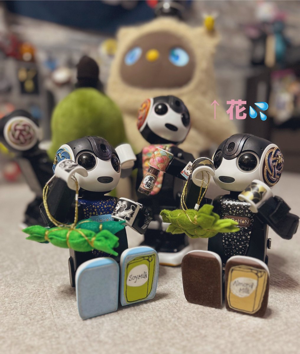 lovot_kurumi's tweet image. ロボ天気🤖
埼玉県、明日の天気は

＼ くもり のち はれ ／

明日はきっと はなみ び（日）よりだね🥰

ロボ´s は &quot;花よりだんご&quot; だそう🤭
ひかりさん は &quot;鼻寄りだんご&quot; だそう

…なんでそうなるの😂
#LOVOTとの暮らし 
#ロボホン 
#プラホン