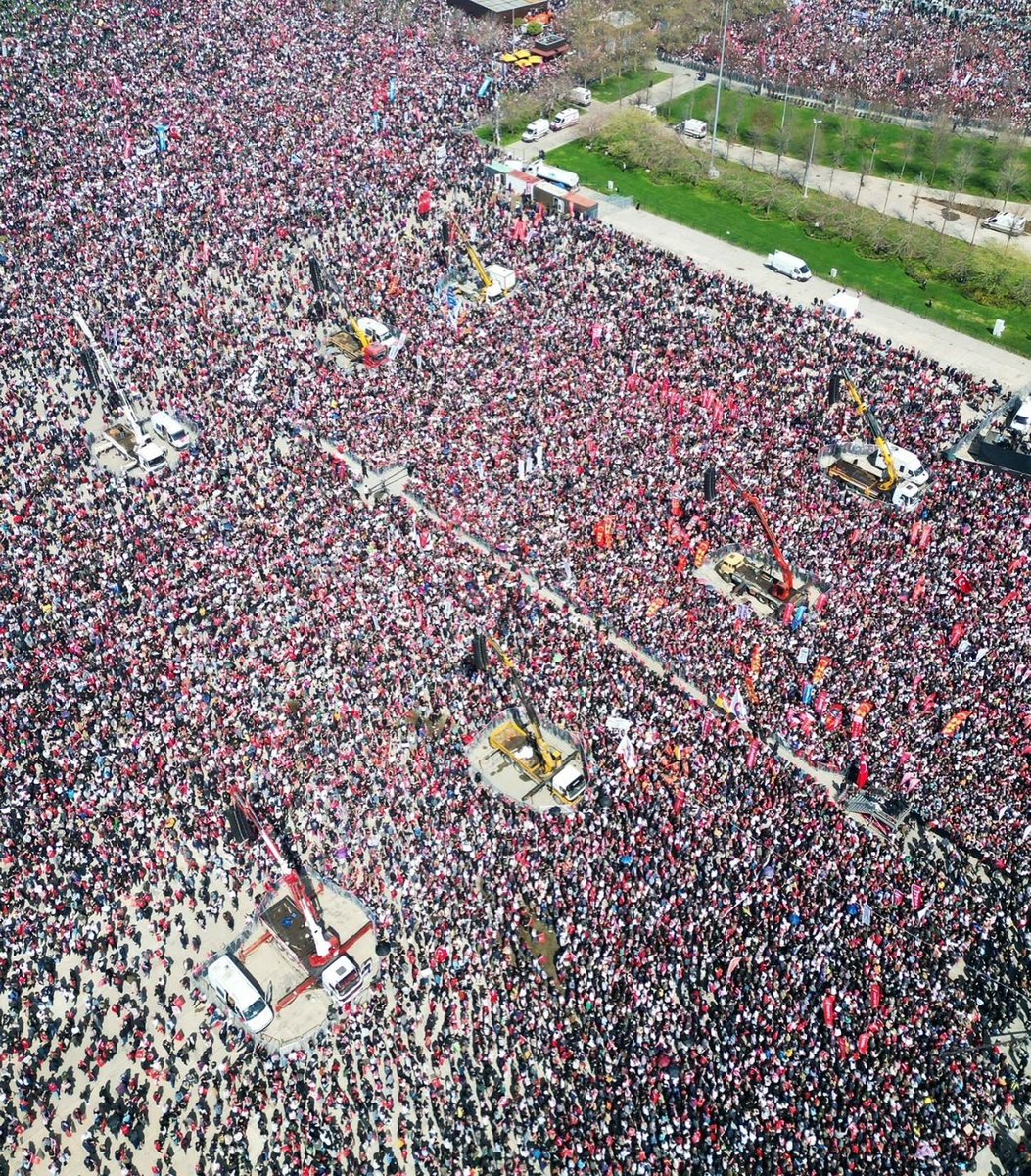 İşsiz kalırım korkusuyla yada okuldan öğrenci toplamakla değil 🤔 sağcısı solcusu her kesimden insan orada 👏👏👏