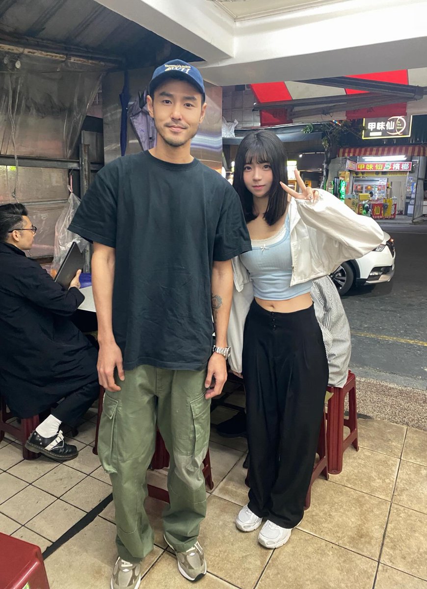 有人知道他是誰嗎？ 昨天隨便吃個滷肉飯遇到⋯
當下真的超級開心 本人也超級好讓我們可以合照