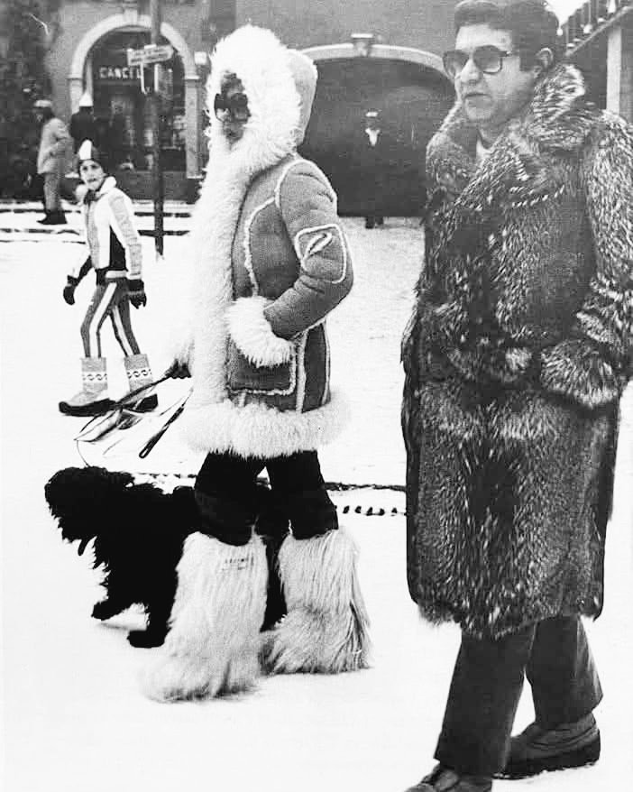 effetronky's tweet image. Paolo Villaggio con la moglie a Cortina d'Ampezzo,  versione Duca Conte Piercarlo Ingegnere Semenzara, Mega Direttore Clamoroso, Grand. Uff. Lup Mannar, amante del gioco d’azzardo a Monte Carlo...