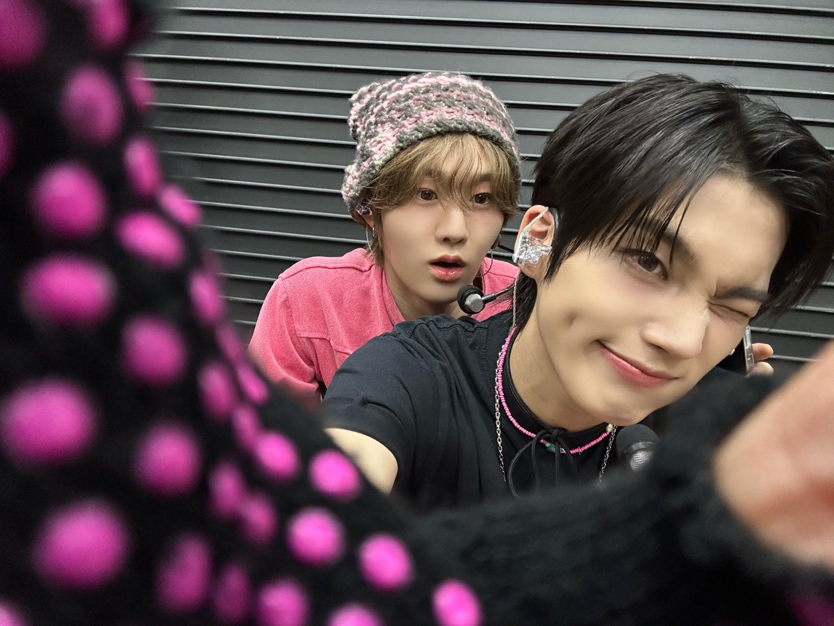 더 퍼포먼스 보셨나요?
저도 너무 재밌는 시간 보낸 것 같아 행복합니다:)
모두들 폭싹 속았수다
또 봐요~~~~~

#EVNNE #이븐 #박한빈 #PARKHANBIN