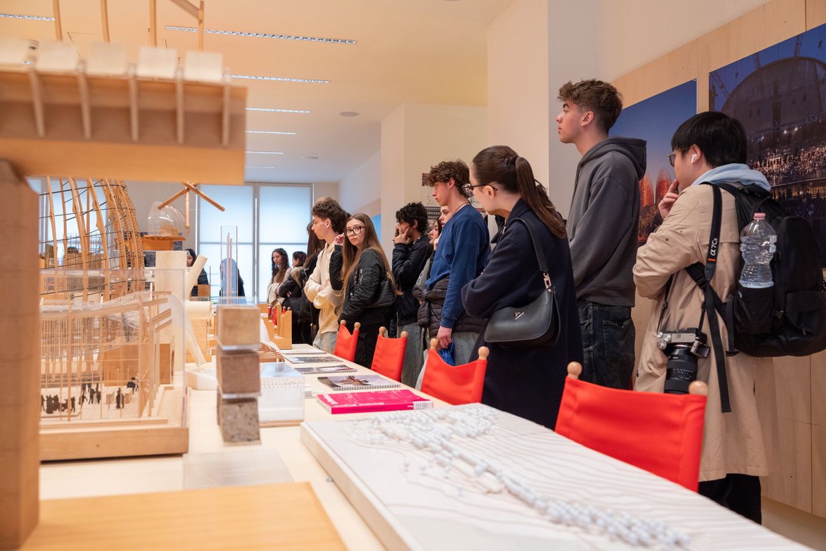 Incontri tematici con i docenti, stand dei corsi di studio, visite ai laboratori, servizi per gli studenti: i futuri studenti e studentesse scoprono il mondo politecnico durante l'Open Day 2025.

#PolimiOpenday #PolimiEducation