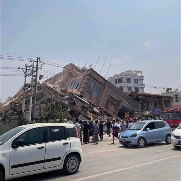 YwunMMT's tweet photo. The situation in Mandalay is very dire. We don’t know the exact casualties yet - but in recent years, Mandalay has been hosting internally displaced persons from other regions. Many people are affected. We appreciate support and help from any country.
#WhatsHappeninglnMyanmar https://t.co/3P8WHrCTap