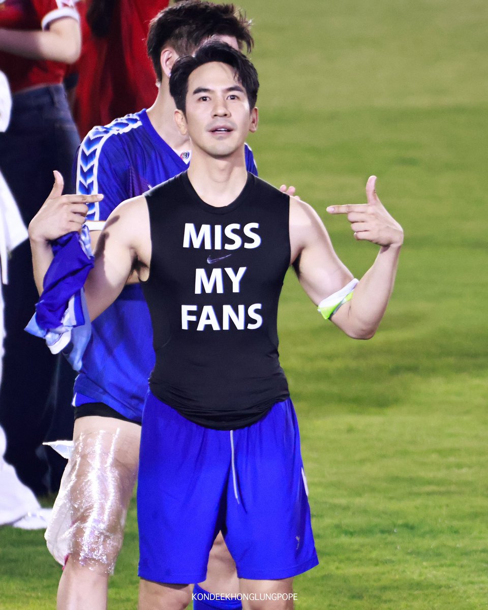 TTTTTTTTKP1's tweet photo. วิถีการบอกรักแฟนๆ
#popezaap
#งานบอลช่อง3 https://t.co/oz4gvsfVCu
