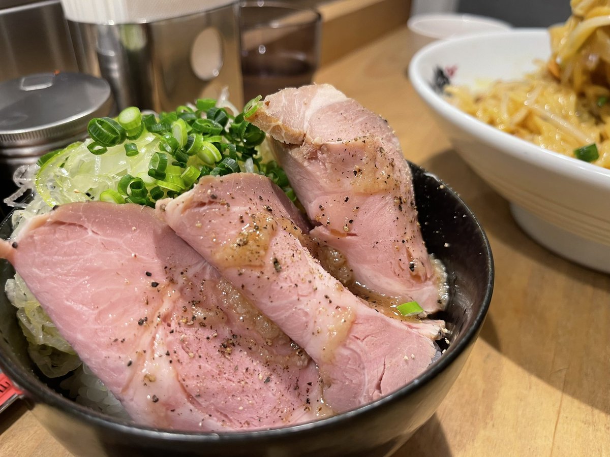 BouzuKou's tweet photo. ここ数年ラーメン食べる量めっちゃ減ったけど、今月3回も雅楽さん行った🔥どれ食べてもほんと美味しい🍜 https://t.co/wklJ5JjJIB