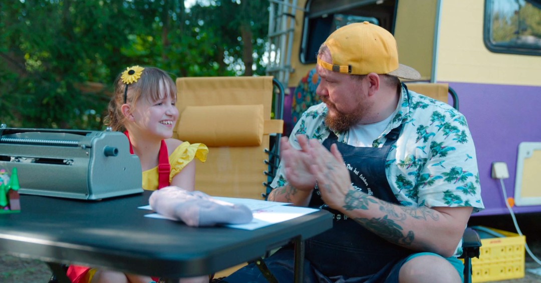 📺 Morgen om 17.35 uur op <a href="/NPO3/">NPO 3</a>: Taarten met Babel.

Zarah uit Arnhem maakt op de camping een berentaart om haar zussen te bedanken. Haar zussen waren een steun toen ze kanker kreeg en blind werd. Ondanks alle 'shit' is ze positief!

Alleen deze aflevering met AD via #Earcatch!