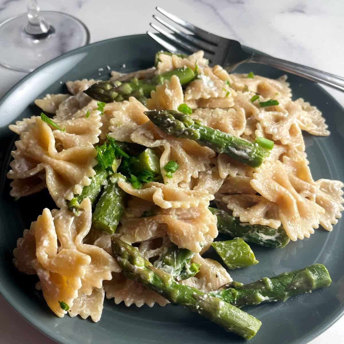 Quick Asparagus Goat Cheese Pasta with Lemon - a delicious spring #vegetarian pasta dish! buff.ly/997yCWp