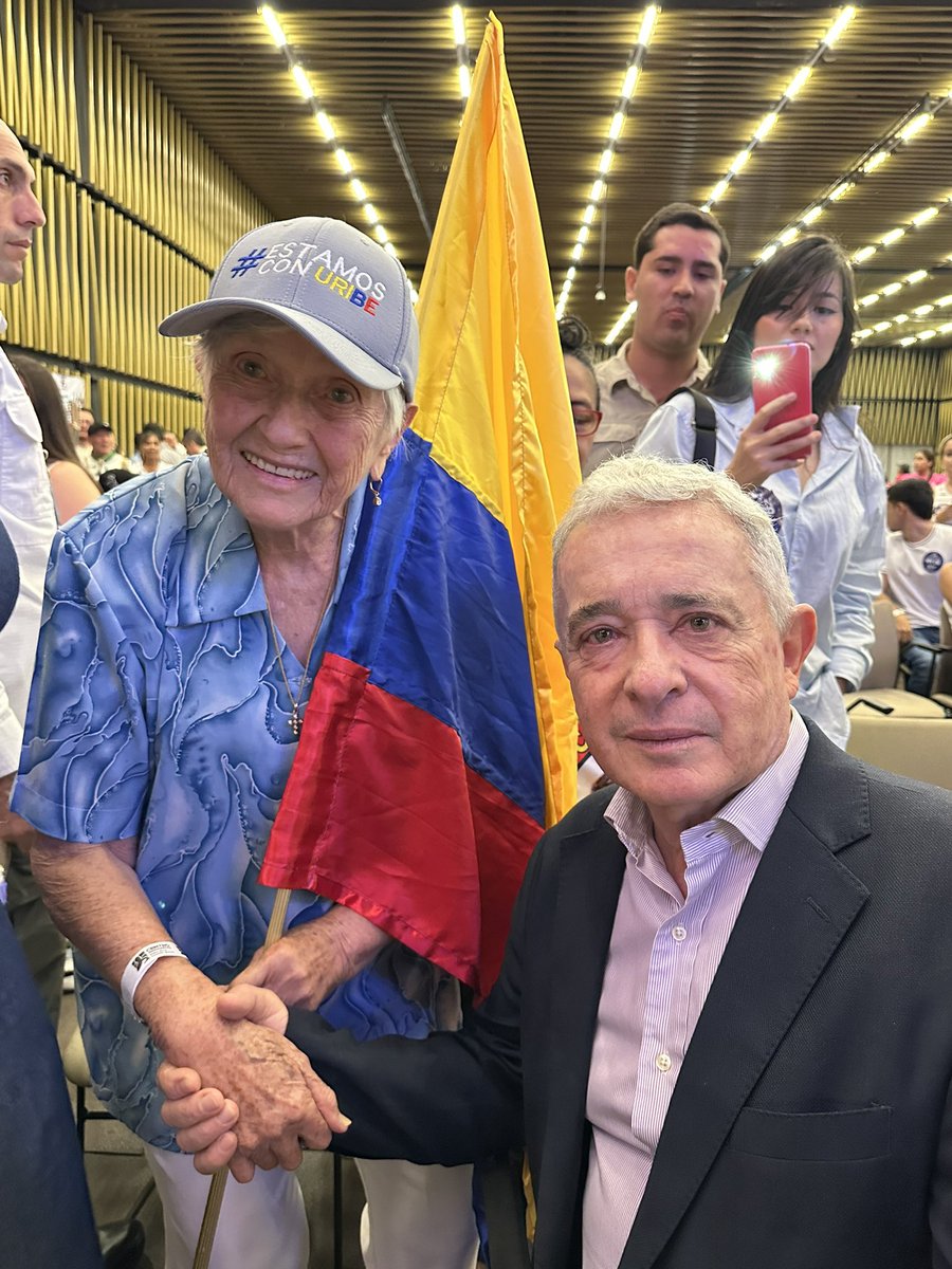 AlvaroUribeVel's tweet photo. Bucaramanga, Santander.

Mi gratitud eterna a María Elena Morales de Ríos y a su esposo el profesor Antonio José Ríos que se nos fue para el cielo hace años. https://t.co/g7oObrrabt