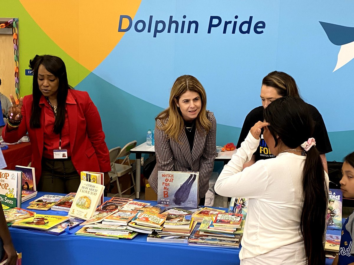 sdschools's tweet image. Spring Break is here, but the reading doesn’t stop! To keep young minds engaged, Linda Vista Elementary students just received 800+ brand-new books thanks to Senator Dr. Akilah Weber Pierson, SeaWorld San Diego, and @UnitedWaySD

#SpringBreakReads #KeepReading