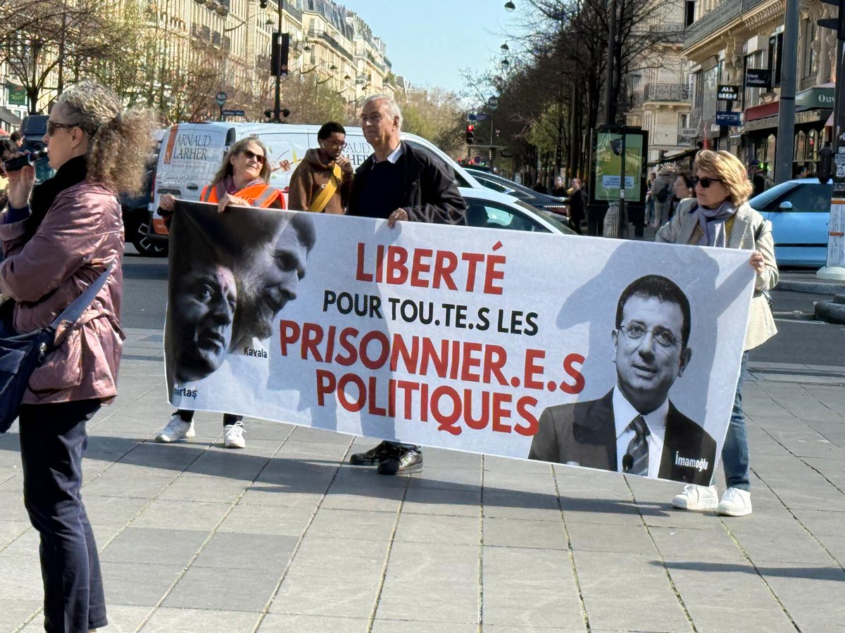 Paris'te bu gün. <a href="/cumhuriyetgzt/">Cumhuriyet</a> <a href="/szctelevizyonu/">SÖZCÜ Televizyonu</a> <a href="/herkesicinCHP/">CHP 🇹🇷</a>