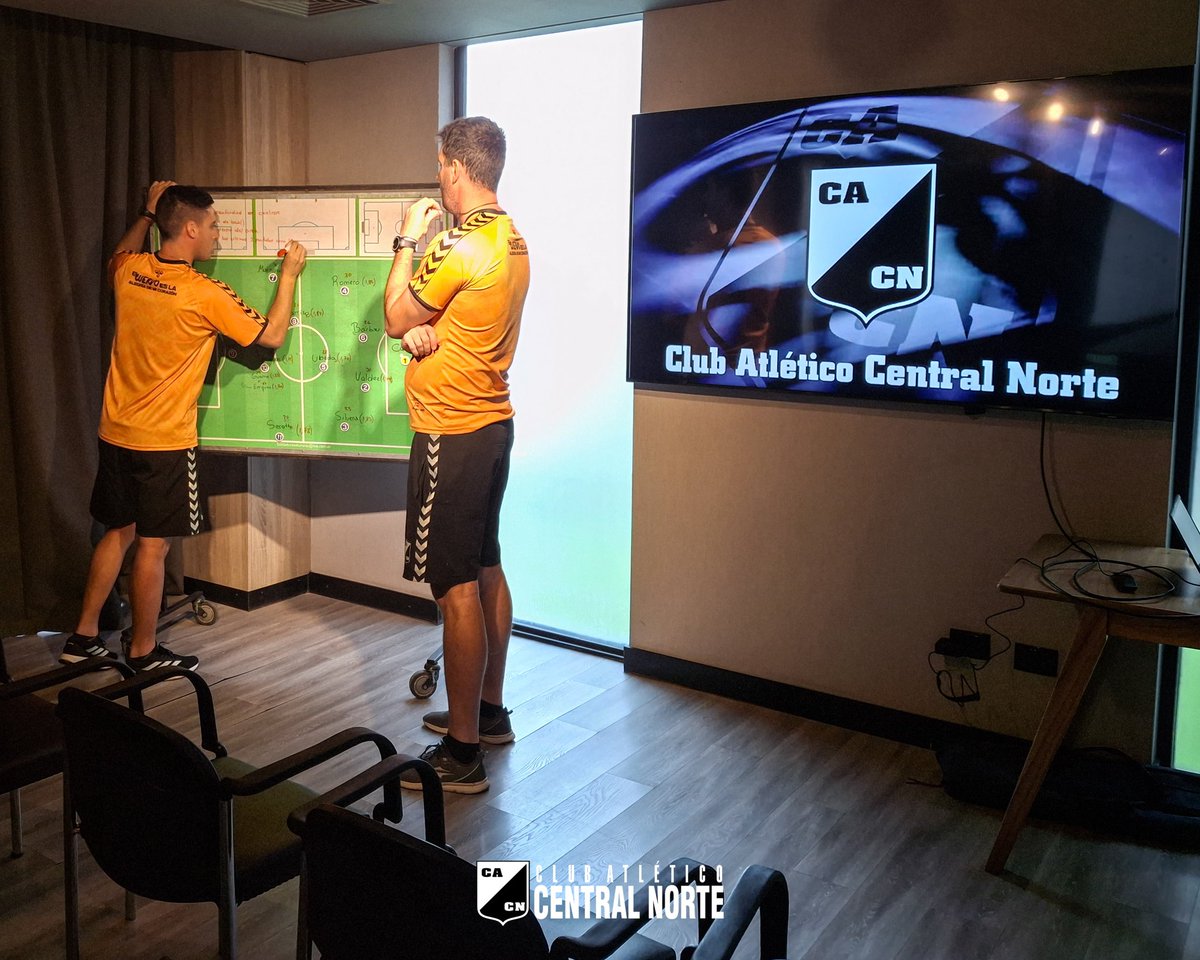 CACNoficial's tweet photo. #CentralNorte | 📹 LISTOS PARA EL VIDEO ANÁLISIS
📌 El Cuerpo Técnico última detalles para estudiar al rival de esta tarde, #ChacoFE, con el objetivo se traer los tres puntos a Salta.
#SomosNacional🐦⬛
#VamosCentral⚫️⚪️⚫️ https://t.co/DQqfKEHQX0